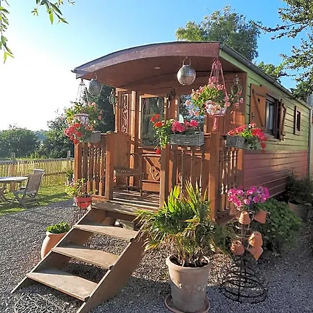 La Roulotte Du Pinleu Bed & Breakfast 4*