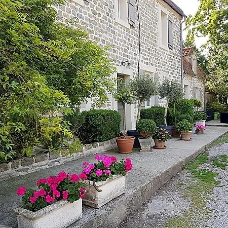 La Roulotte Du Pinleu Bed & Breakfast 4*