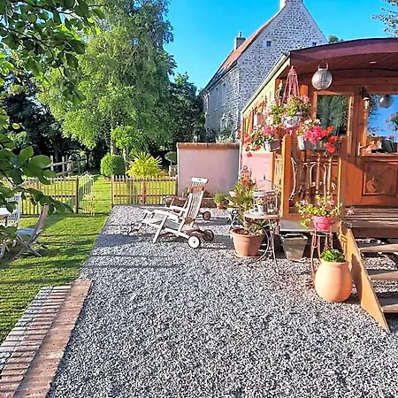La Roulotte Du Pinleu Bed & Breakfast